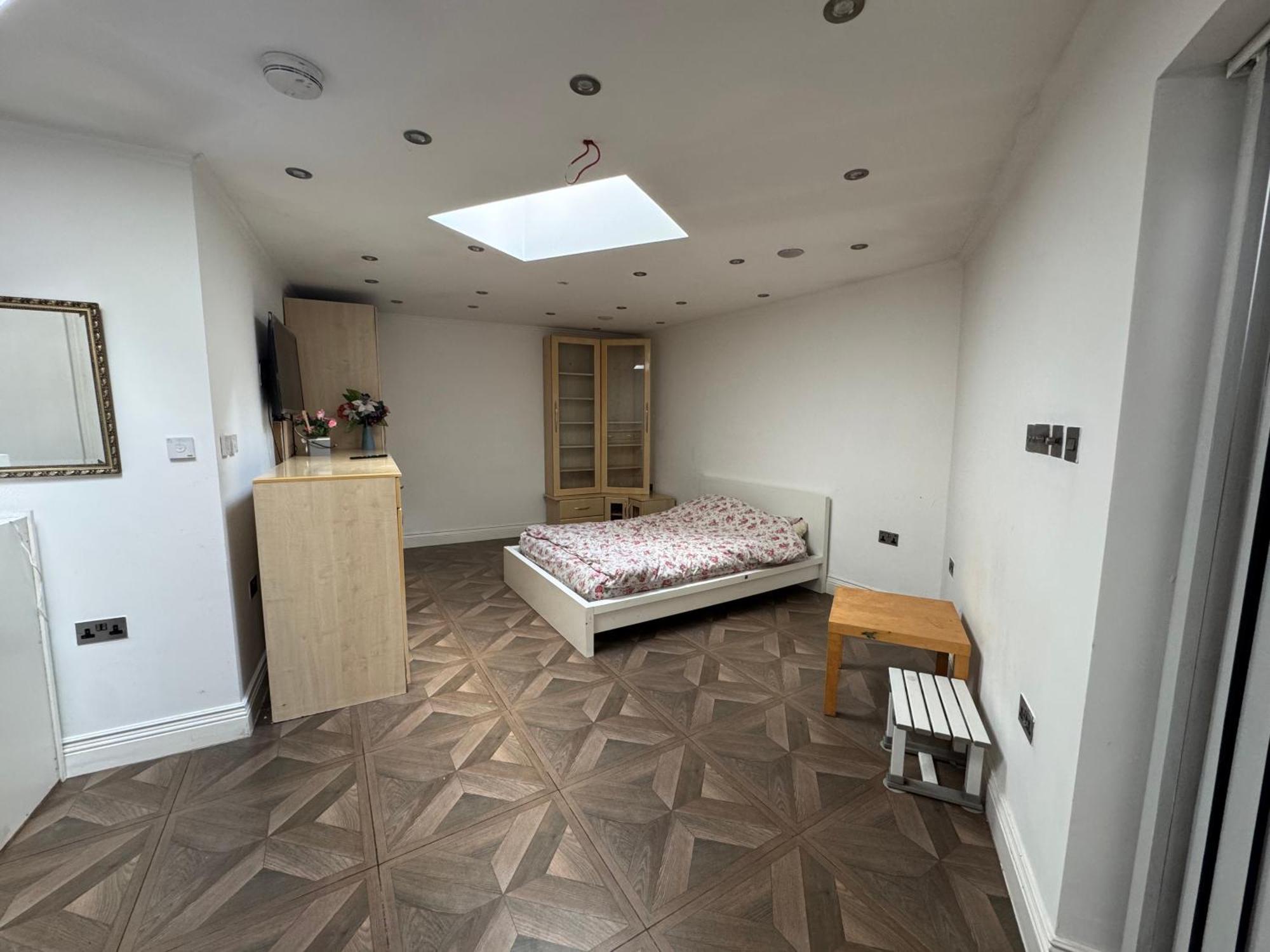 43 Lawn Avenue * Yiewsley